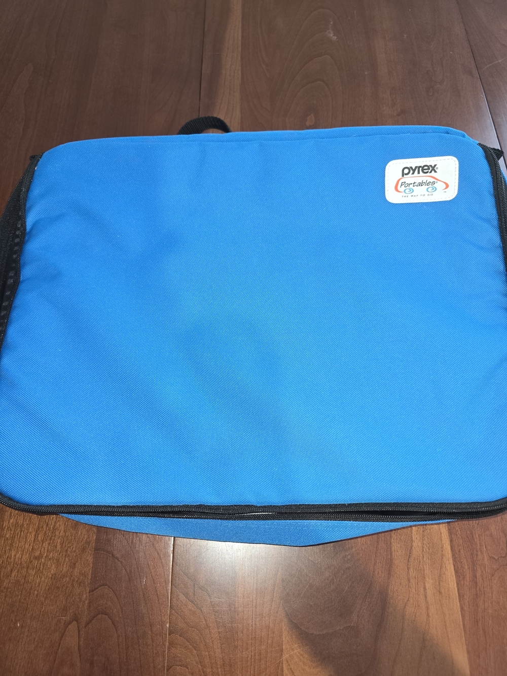 Pyrex Portable Large Bright Blue Carrier with Black Accents and Handle, EUC!